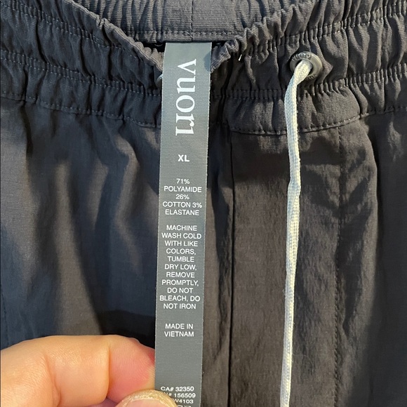 BNWOT Vuori Women's Black Cargo Jogger Pants - Picture 3 of 7